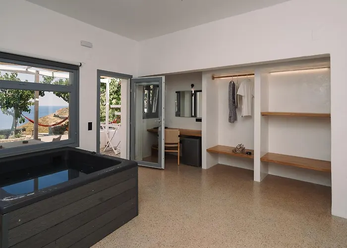Cape Napos Aparthotel Faros 
